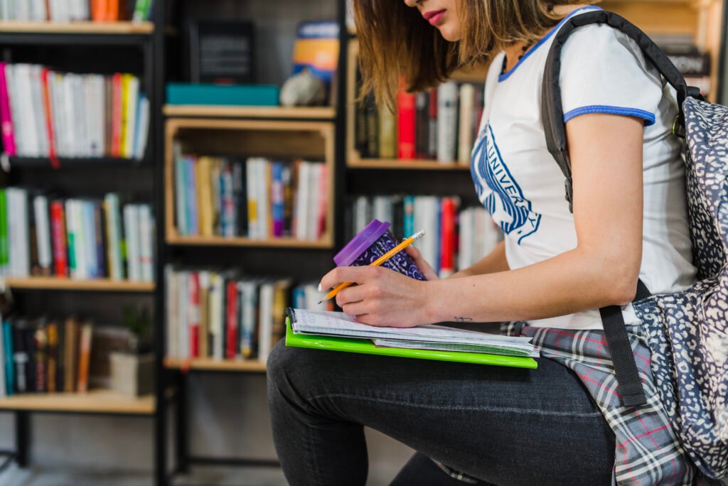 Chica anotando en un cuaderno