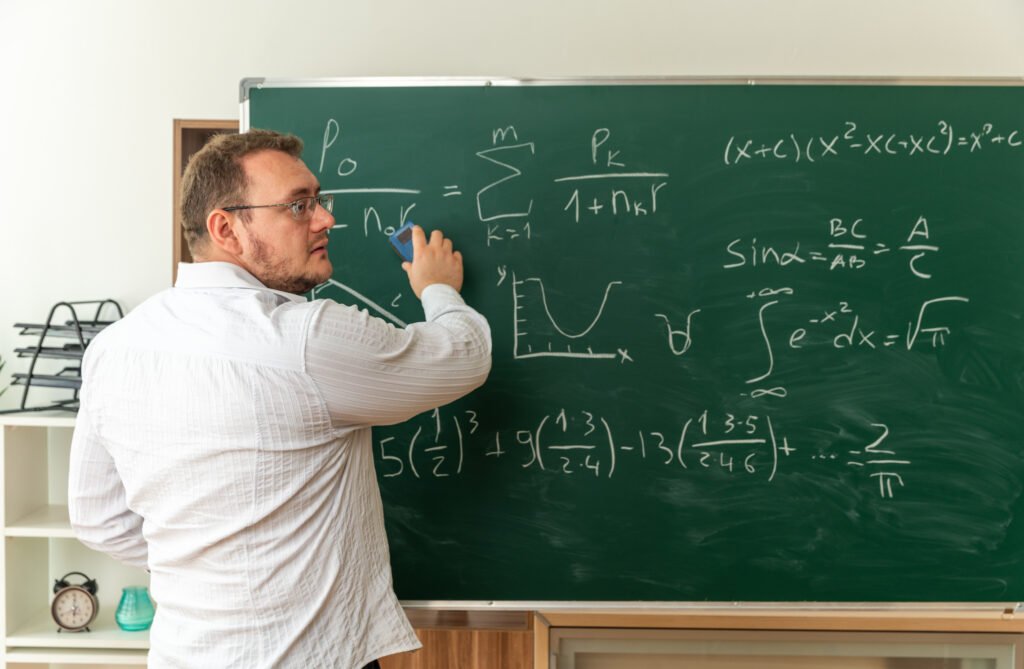 Profesor frente a pizarra