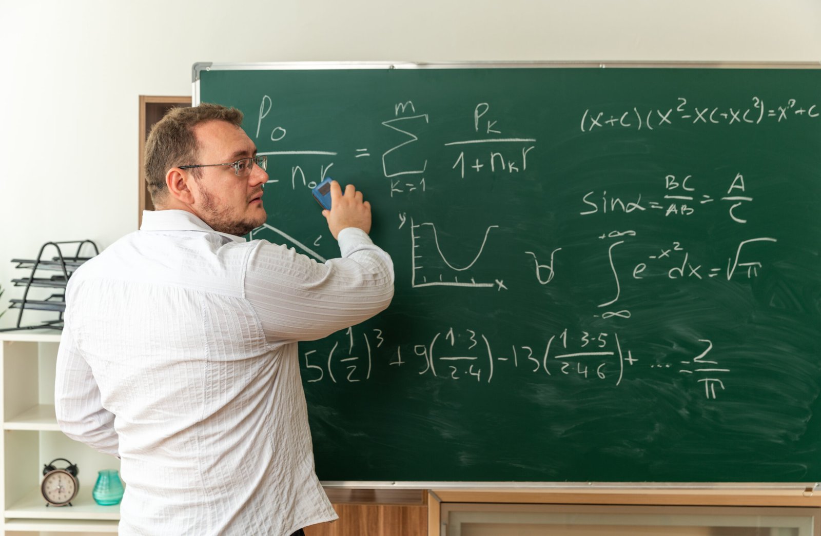 Profesor frente a pizarra